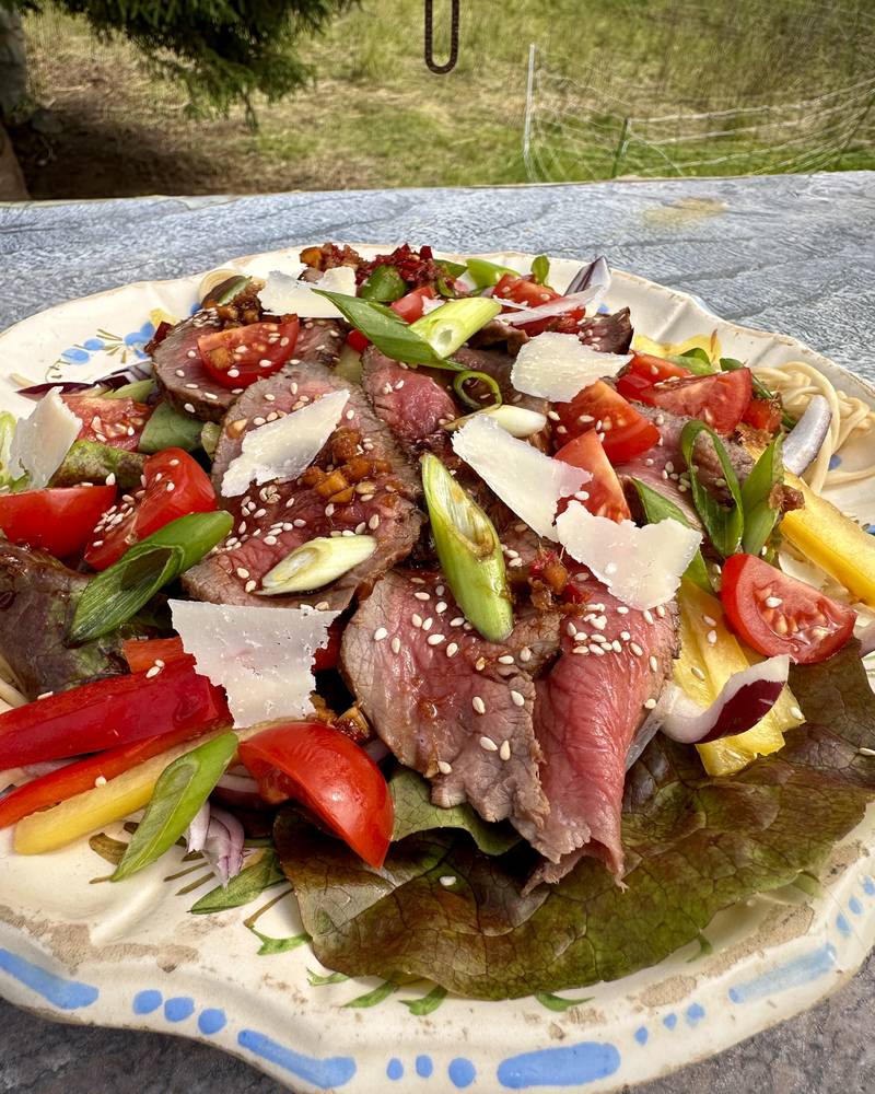 Biffsalat med asiatisk dressing