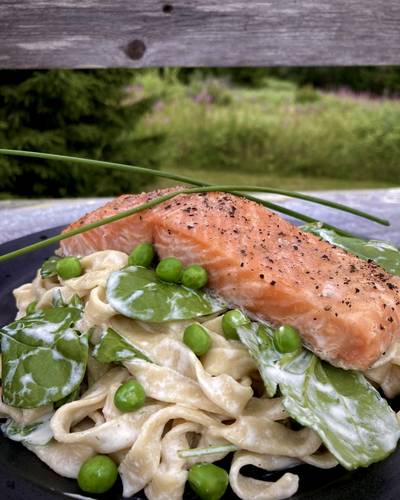 Kremet pasta med erter, spinat og stekt laks 