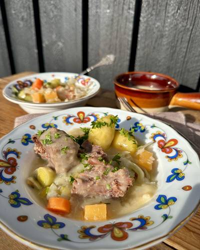 Fersk suppe og kjøtt med sursøt saus