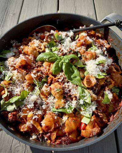 Alt i en form med kjøttdeig og pasta 
