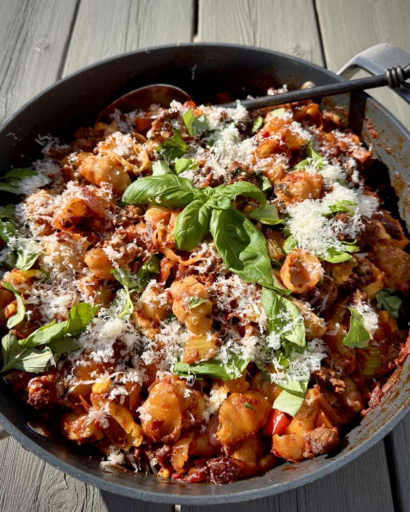 Alt i en form med kjøttdeig og pasta 