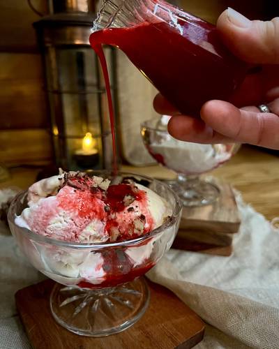 Vanilje-is med bringebær