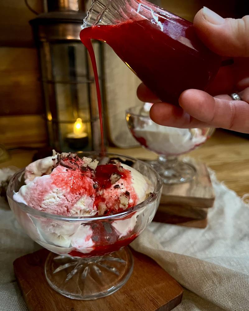 Vanilje-is med bringebær