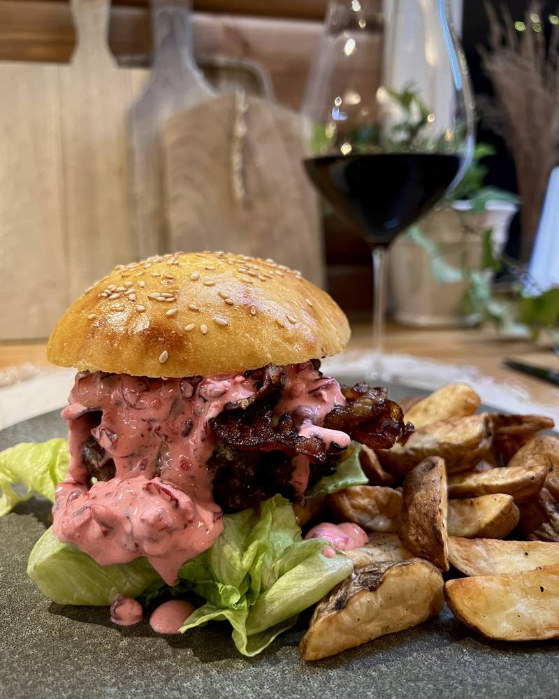 Viltburger med tyttebærrømme